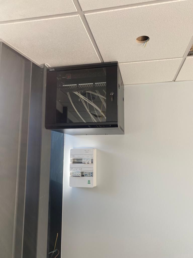 Installation d’une baie de brassage et tableau électrique en agence