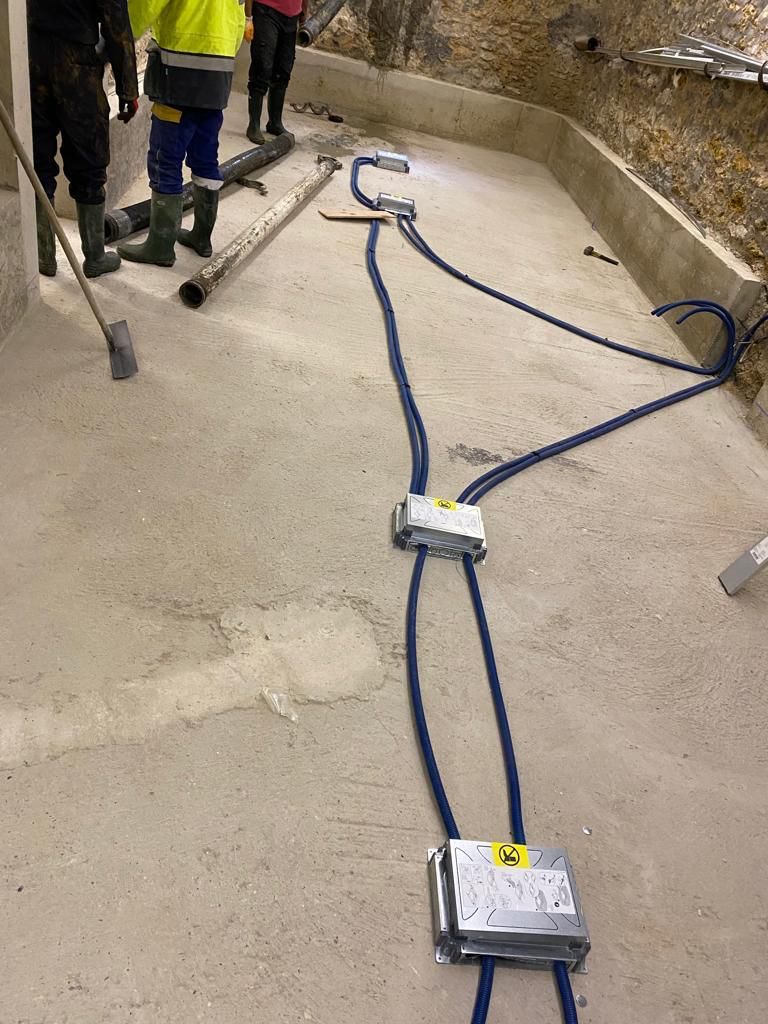 Mise en place de prises au sol encastrées dans le béton
